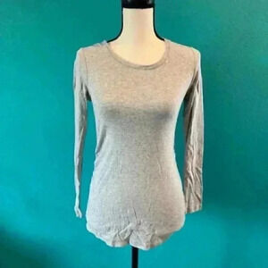 ⭐️ Gap maternity long sleeve grey shirt in size xs